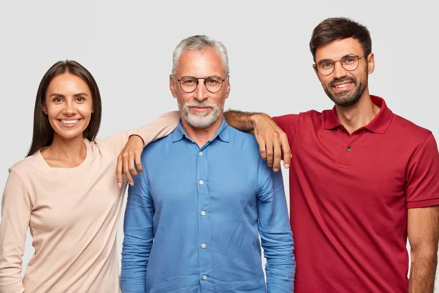 concepto generacion multiple retrato familia hombre maduro arrugado vestido elegante camisa encuentra su hija su hijo 273609 18990
